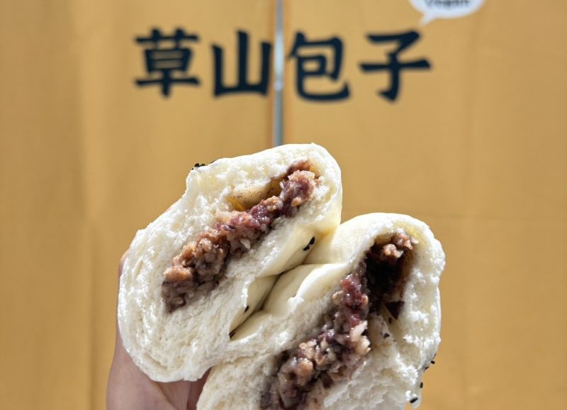 蔬食包子饅頭專賣店「草山包子」限時進駐4F美食街，主打健康、天然酵母及創意口味。  圖片來源：遠東巨城