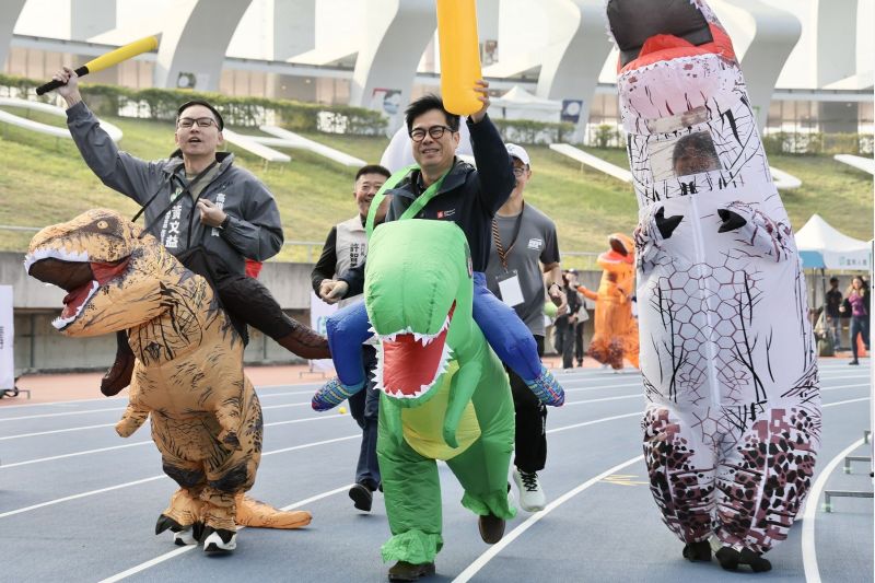 陳其邁身穿恐龍裝參加最現場氣氛熱烈。