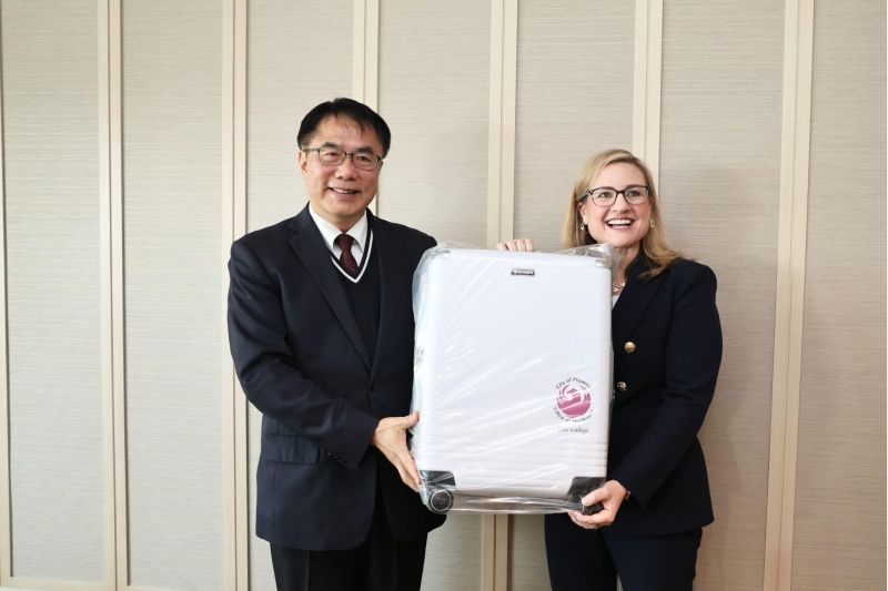 黃偉哲市長贈送蓋蕾歌市長鳳凰城市徽行李箱