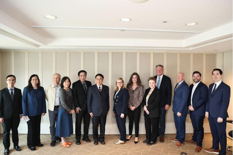 與鳳凰城市長訪團大合照