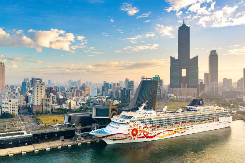 114.12.02挪威郵輪太陽號(Norwegian Sun)停靠高雄港旅運中心。