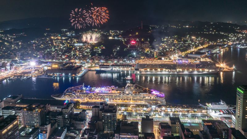 114.05.23探索星號(下左) 、地中海榮耀號(上右)雙輪靠泊基隆港。