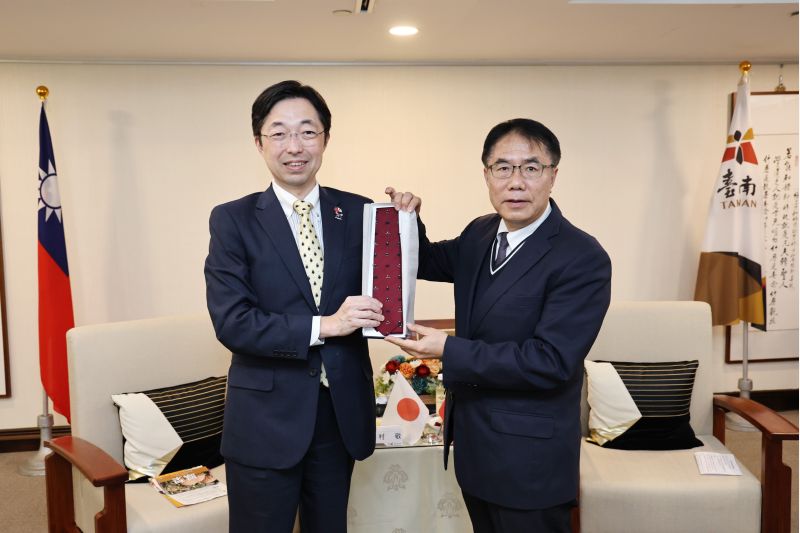 黃偉哲市長致贈台南烏魚子禮盒給木村敬知事