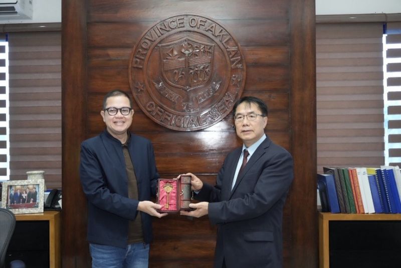 黃偉哲市長致贈台南市鑰給米拉弗洛斯省長