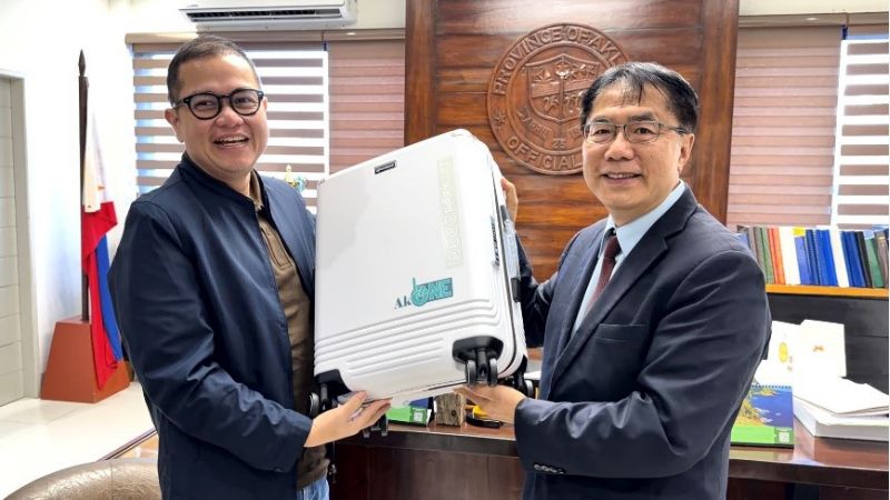 黃偉哲市長致贈客製阿克蘭行李箱給米拉弗洛斯省長