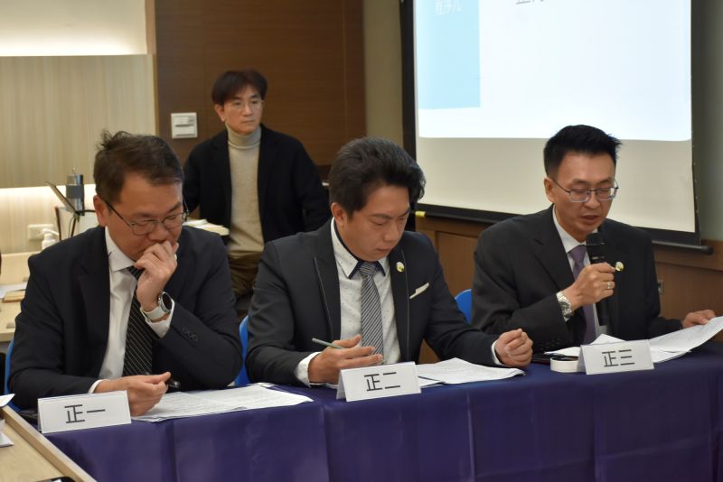 南大EMBA策略管理辯論賽中，正方辯士結合課堂理論與實務經驗，深入剖析企業營運策略。.
