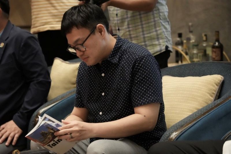 加美地市副市長閱讀台南市的文宣