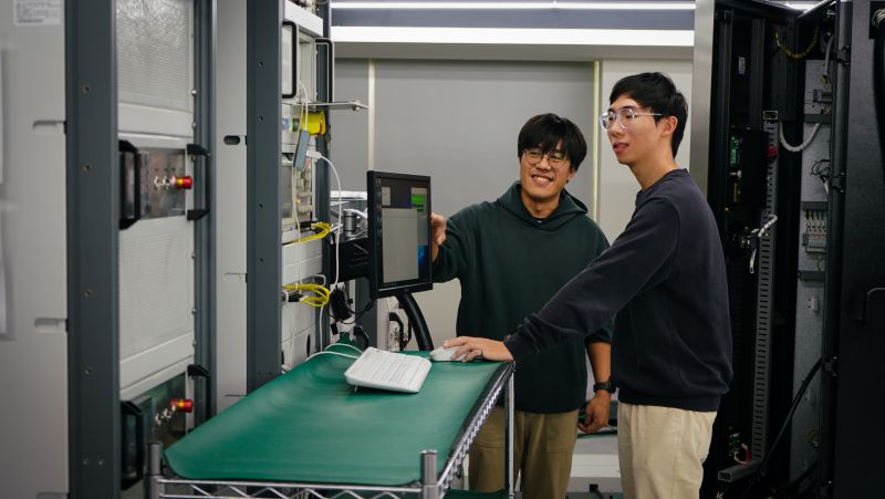 證照輔導教師張幼銘(左)協助胡安銘(右)建立專業能力.