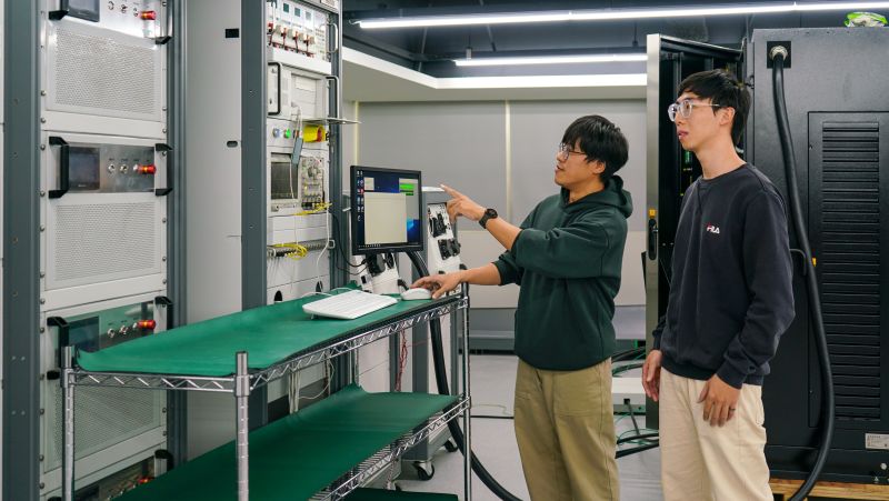 崑山科大師資具備豐富產業實務與教學經驗，無論來自高職或一般高中，學生皆能在校內同步累積專業技能與學理基礎.