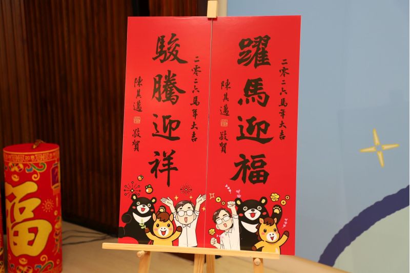 傳統春聯、斗方春聯、新春賀卡等新春小物,以及「超人力霸王」小提燈將陪伴市民朋友迎接馬年。 傳統春聯、斗方春聯、新春賀卡等新春小物,以及「超人力霸王」小提燈將陪伴市民朋友迎接馬年。