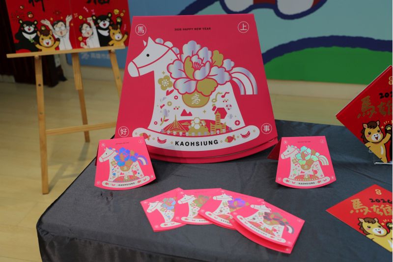 傳統春聯、斗方春聯、新春賀卡等新春小物,以及「超人力霸王」小提燈將陪伴市民朋友迎接馬年。 傳統春聯、斗方春聯、新春賀卡等新春小物,以及「超人力霸王」小提燈將陪伴市民朋友迎接馬年。