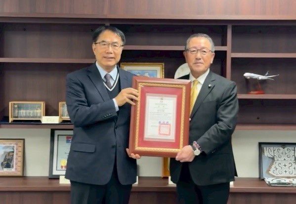 黃市長頒贈榮譽市民證書給仙台市野田讓議長