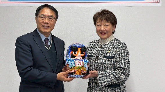 郡和子市長致贈締盟20週年仙台紀念達摩給黃市長