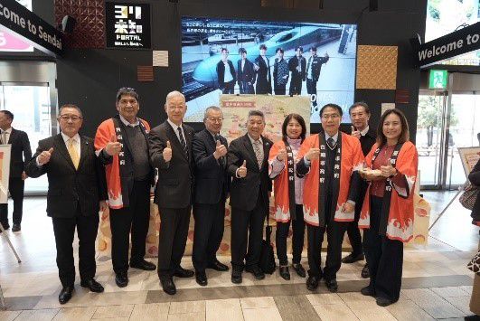 黃市長前往市府團隊在仙台車站設置的台南農特產品試吃活動打氣