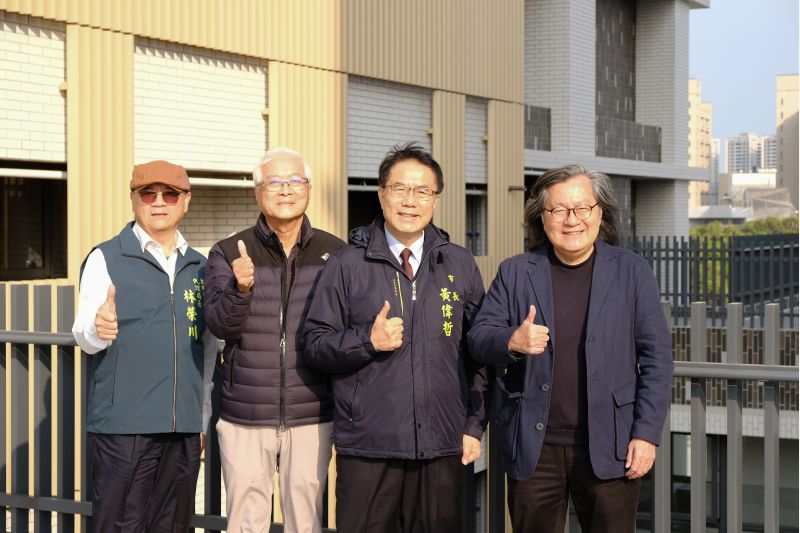 宜居小東社宅設計者林洲民建築師(右一)與營造單位合新營造林漢清董事長(左二)共同出席開箱活動-.