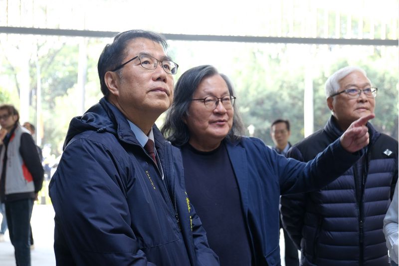 黃偉哲市長與林洲民建築師視察空間配置情形.