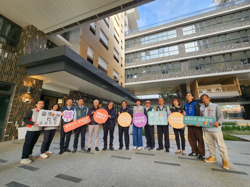 黃偉哲市長視察宜居小東社宅偕出席議員代表合影.