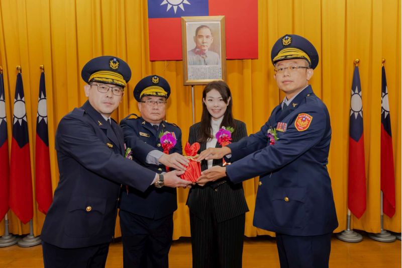 (左起)第一分局副分局長胡竣凱、警察局長陳源輝、市長高虹安、新任第一分局分局長陳科宏,合握印信合影。 (左起)第一分局副分局長胡竣凱、警察局長陳源輝、市長高虹安、新任第一分局分局長陳科宏,合握印信合影。