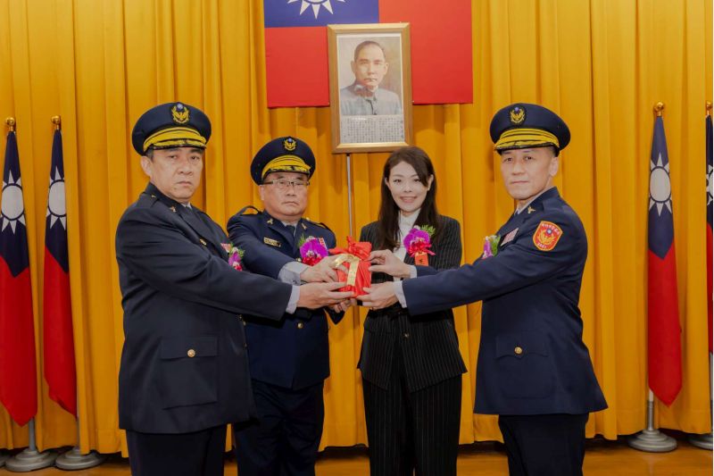(左起)第三分局副分局長蔡讚成、警察局長陳源輝、市長高虹安、新任第三分局分局長林俊雄,合握印信合影。 (左起)第三分局副分局長蔡讚成、警察局長陳源輝、市長高虹安、新任第三分局分局長林俊雄,合握印信合影。