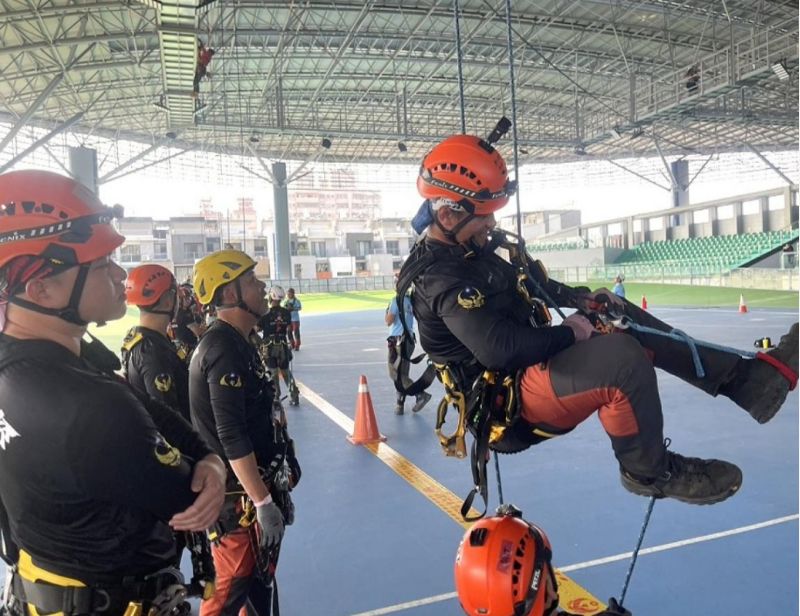 精進繩索救援技術。 圖片來源:圖:連江縣消防局 精進繩索救援技術。 圖片來源:圖:連江縣消防局