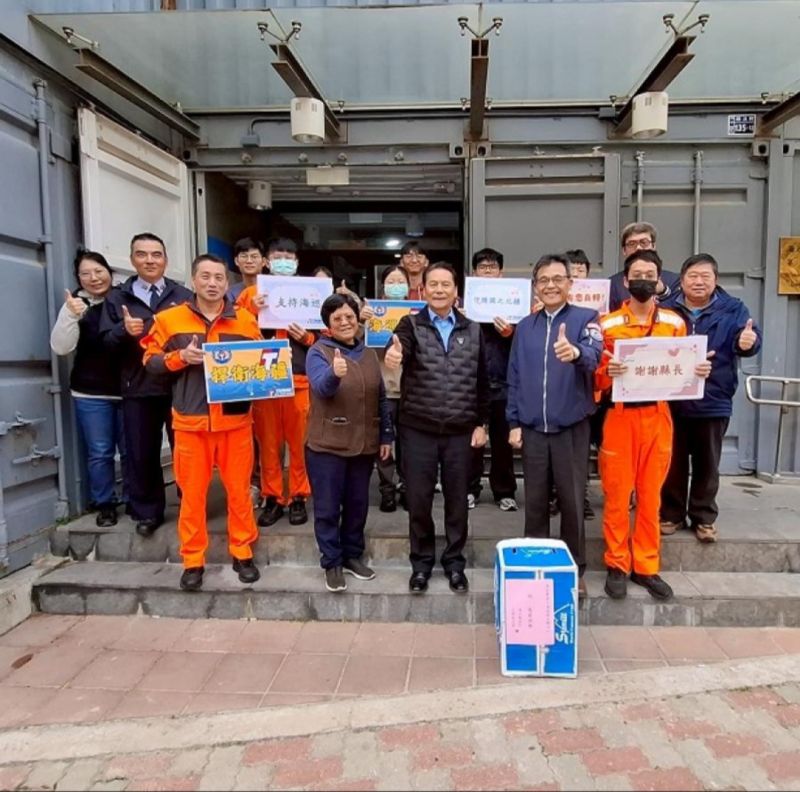 至海巡署金馬澎分署第一○岸巡隊駐地慰問，致贈春節水果禮盒