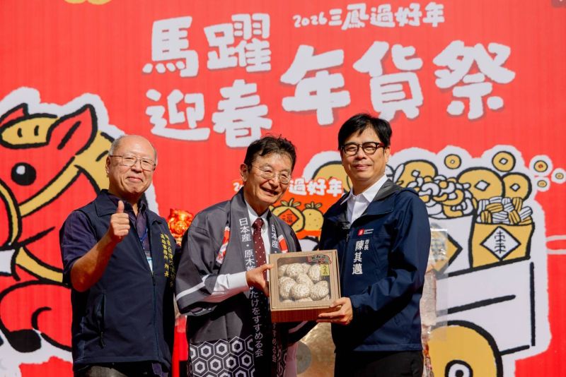 今年活動特邀「日本台灣交流協會高雄事務所」奧正史所長與「全國椎茸商業協同組合連合會」鈴木雅雄社長代表蒞臨，讓高雄經典年貨大街再添台日文化交流的驚喜火花。