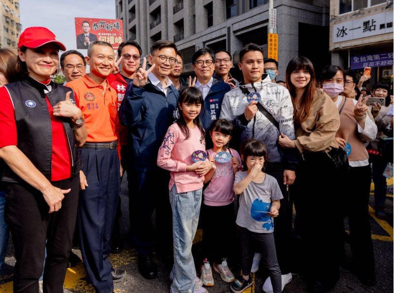 高雄市長陳其邁與第一組領取馬年小紅包的民眾開心合影，共同迎接新春。