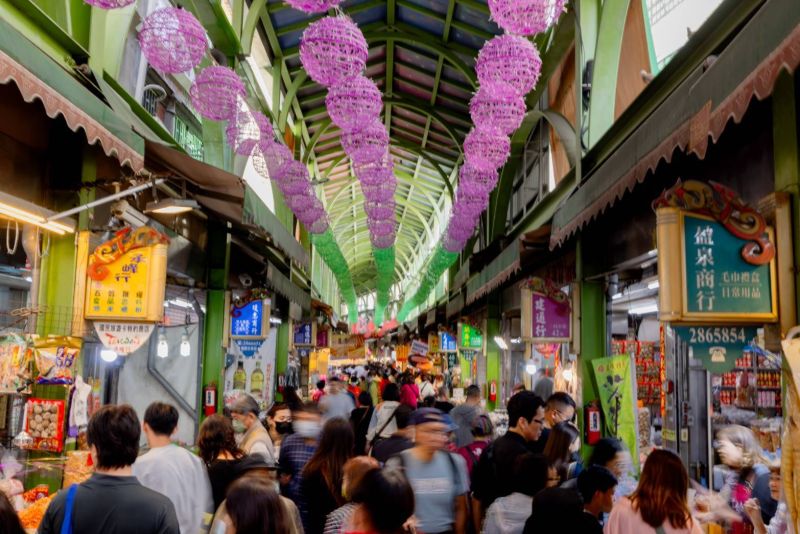 三鳳中街是高雄市規模最大的南北貨銷售中心，涵蓋傳統南北貨、年節食材與創意伴手禮，歡迎大家一起來採買年貨，感受濃厚年節氣氛。