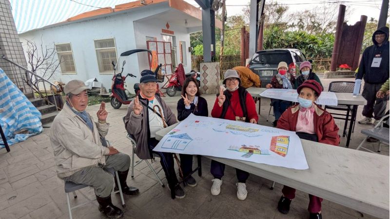 應心系研究生劉栩杰於阿陶莫文建站與長輩合作完成災後重建心理療癒活動  圖片來源：玄奘大學