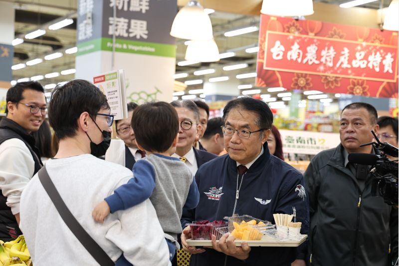 黃偉哲現場邀請民眾試吃鮮果，大家都讚不絕口。