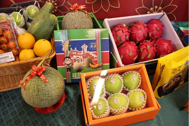 本次進駐商品種類多元，包括火龍果、洋香瓜、芭樂等當季水果及各式年節伴手禮。