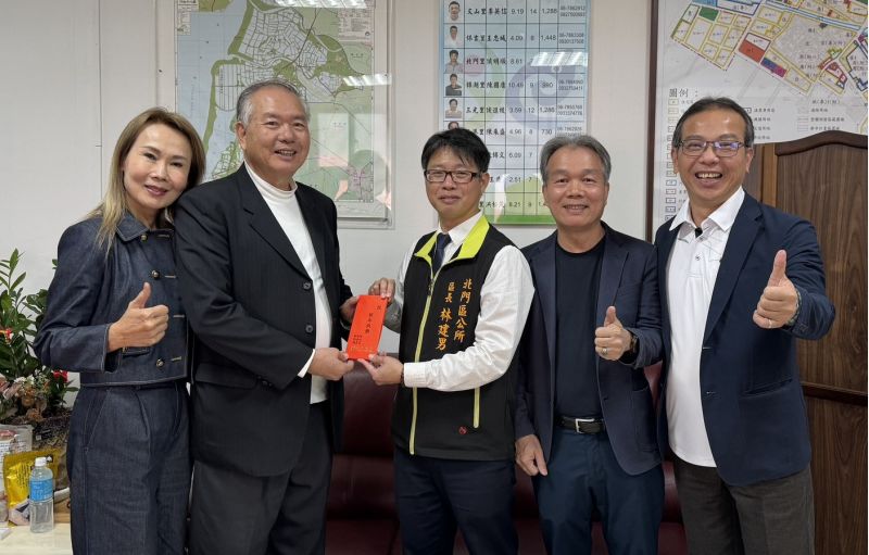 穎林集團總裁胡炳昆致贈紅包授予台南市北門區長林建男代表受贈與來賓合影 穎林集團總裁胡炳昆致贈紅包授予台南市北門區長林建男代表受贈與來賓合影