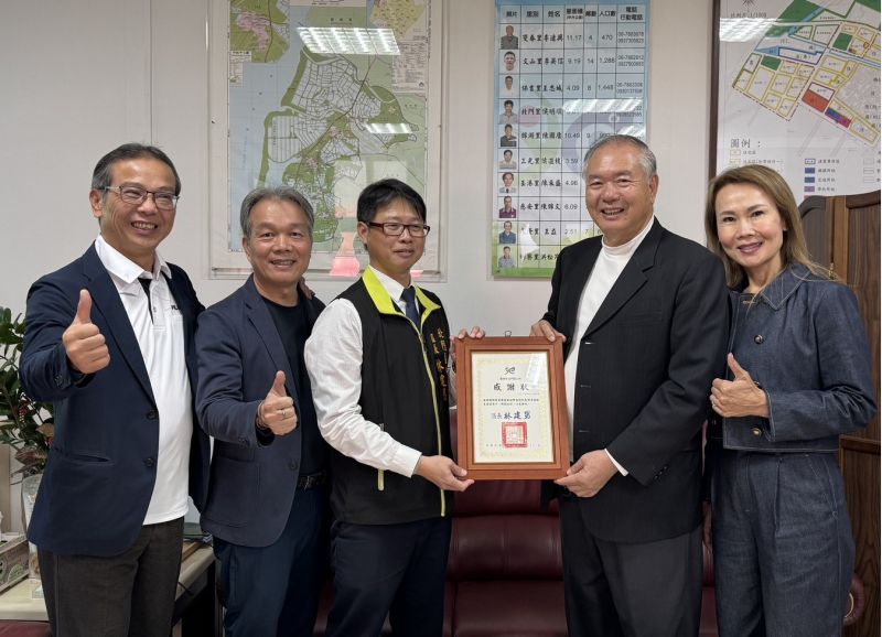 台南市北門區長林建男致贈感謝狀授予穎霖集團總裁胡炳昆伉儷與來賓合影 台南市北門區長林建男致贈感謝狀授予穎霖集團總裁胡炳昆伉儷與來賓合影