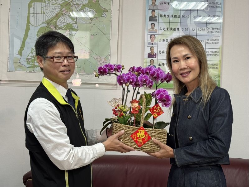 台南市北門區長林建男致贈蘭花感謝穎霖集團總裁夫人 台南市北門區長林建男致贈蘭花感謝穎霖集團總裁夫人