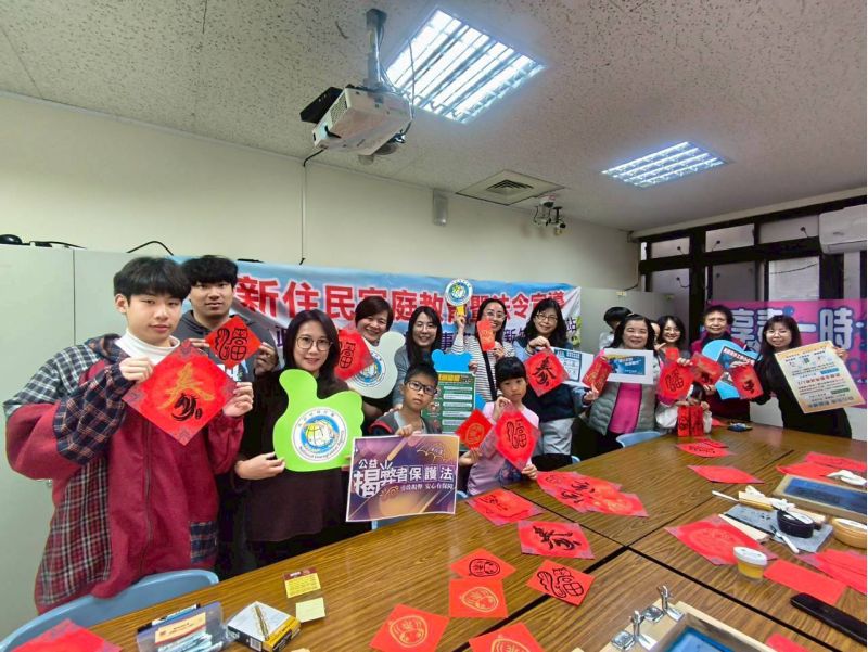 學員完成春聯與紅包袋製作後開心合影，展示親手完成的成果，共同迎向新的一年。  圖片來源：新竹縣服務站