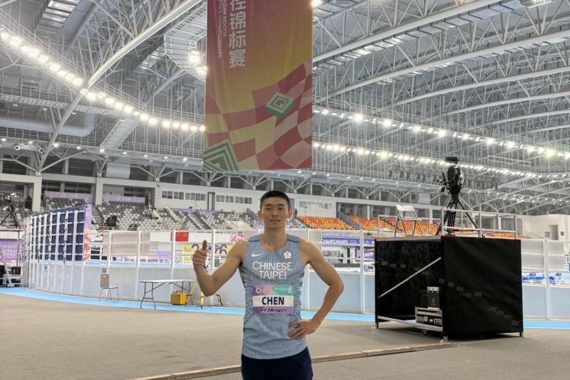 南大體育學系碩士生陳玟溥於亞洲室內田徑錦標賽男子60公尺賽事中全力衝刺，跑出6秒60佳績並勇奪銀牌。