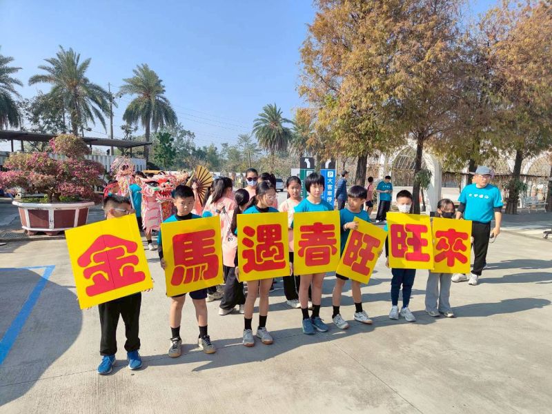 六甲國小學生於地方宮廟前進行舞龍、武術與扯鈴展演，向支持學校的在地單位與企業表達歲末感恩之意。