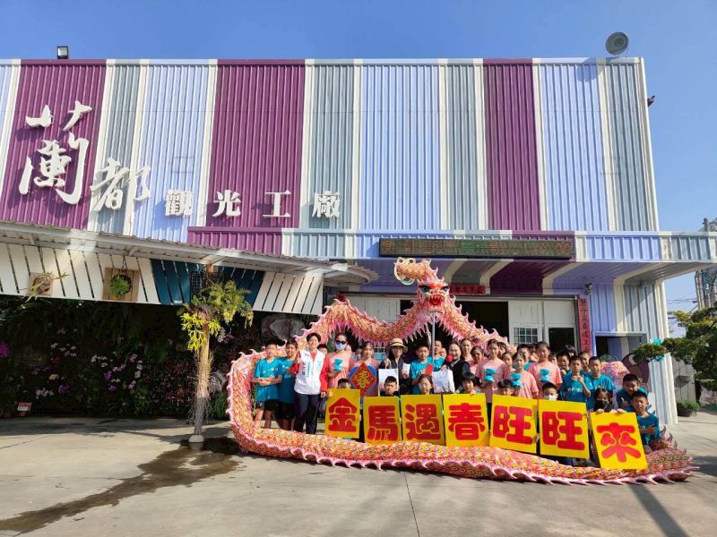 六甲國小學生於地方宮廟前進行舞龍、武術與扯鈴展演，向支持學校的在地單位與企業表達歲末感恩之意。