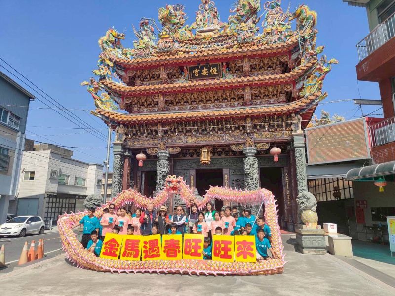 六甲國小學生於地方宮廟前進行舞龍、武術與扯鈴展演，向支持學校的在地單位與企業表達歲末感恩之意。