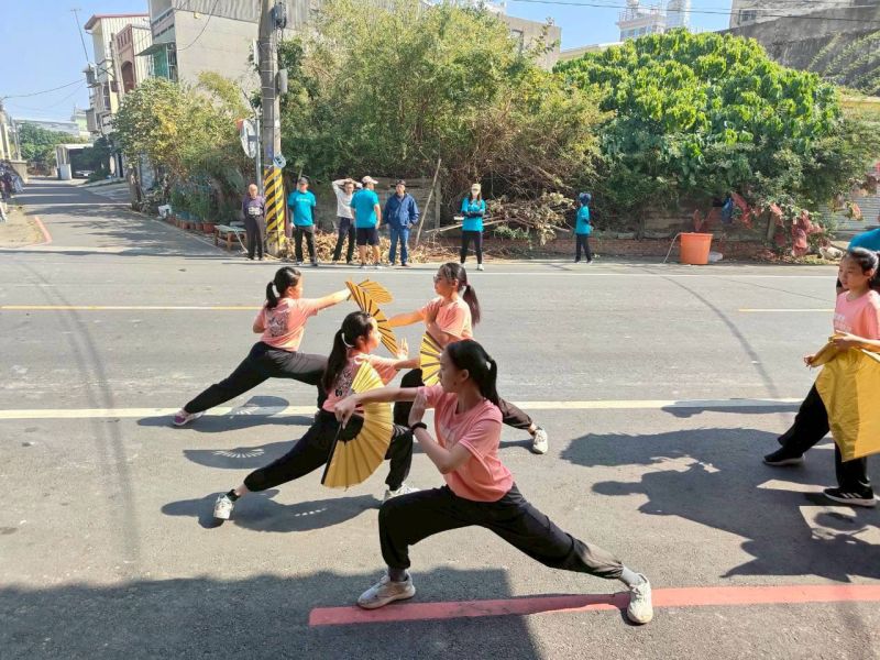 六甲國小學生於地方宮廟前進行舞龍、武術與扯鈴展演，向支持學校的在地單位與企業表達歲末感恩之意。