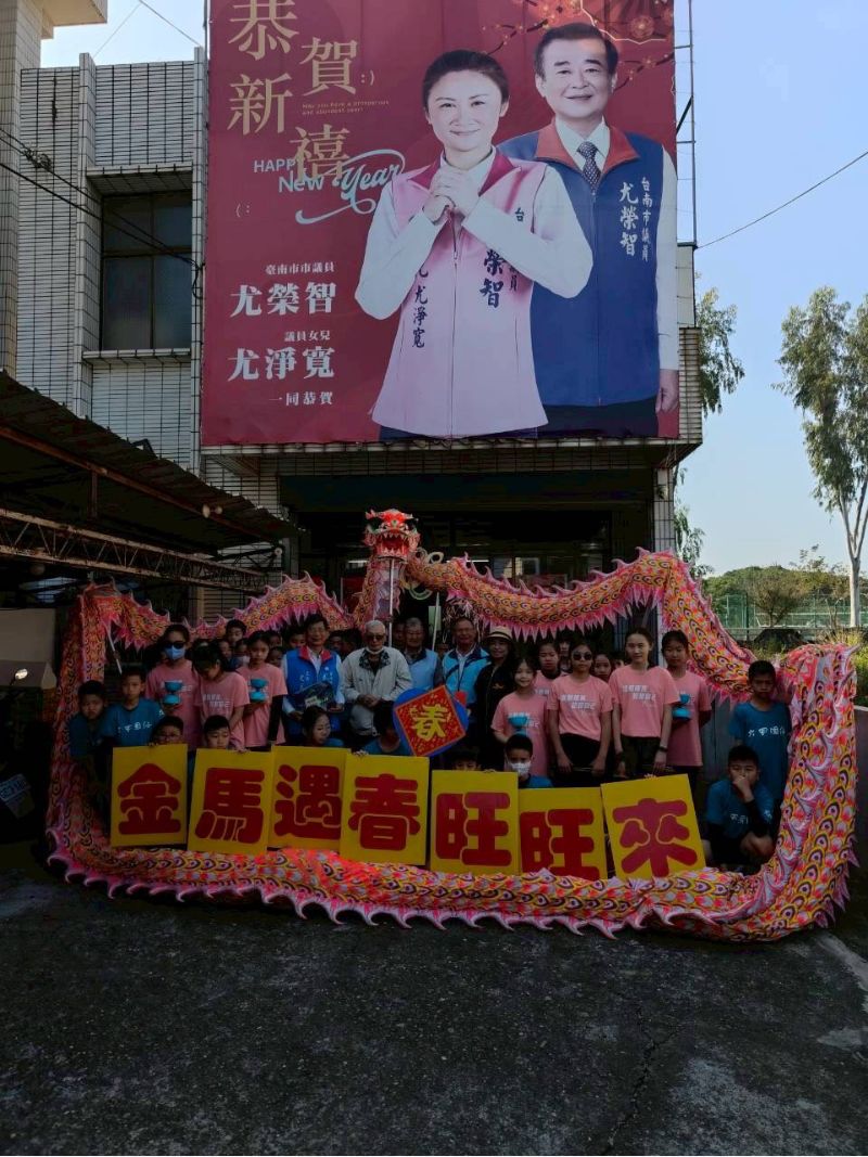 六甲國小學生於地方宮廟前進行舞龍、武術與扯鈴展演，向支持學校的在地單位與企業表達歲末感恩之意。