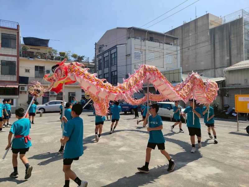 六甲國小學生於地方宮廟前進行舞龍、武術與扯鈴展演，向支持學校的在地單位與企業表達歲末感恩之意。