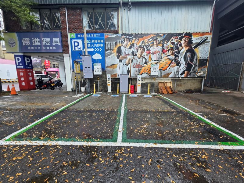 南區臺南市立棒球場北側路外停車場.