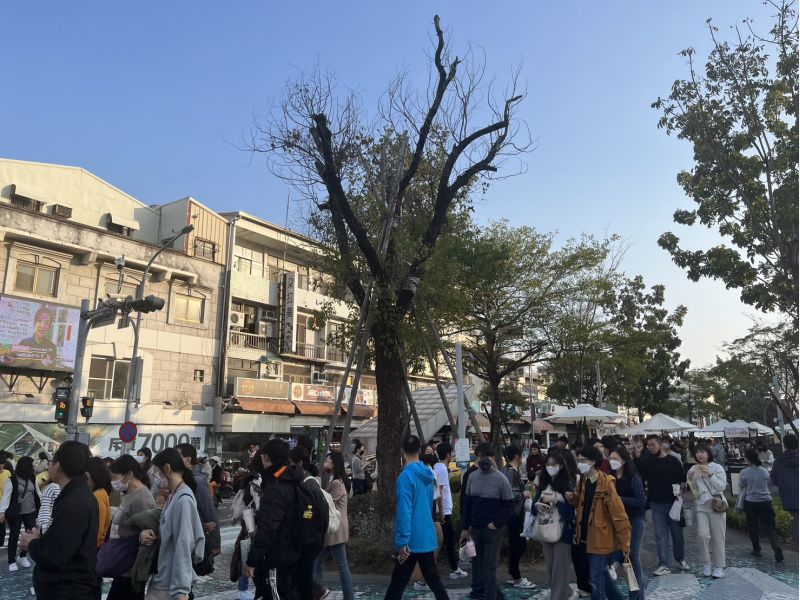 海安商圈的新春市集在下午即聚集人潮