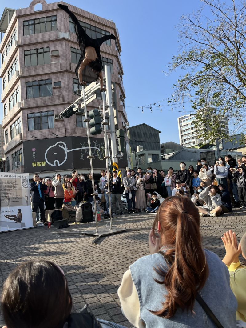 精彩的街頭表演吸引人潮圍觀