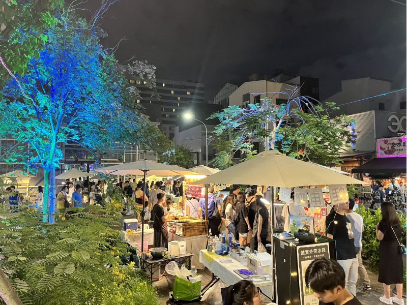 入夜的海安商圈新春市集同樣聚集人潮