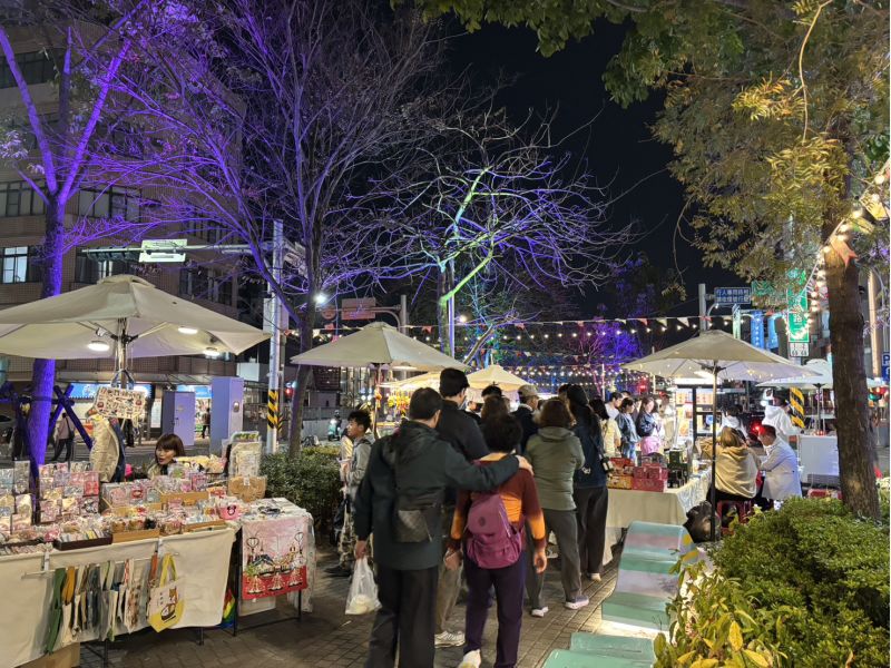 霓虹燈與人潮讓海安商圈展現別有韻味的年味