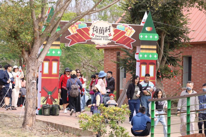 德元埤荷蘭村走春人潮.