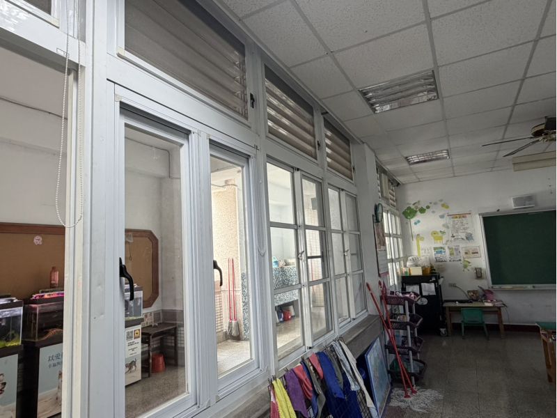 外推窗將走廊上的風引入教室，再利用氣窗上的排風扇達到通風效果