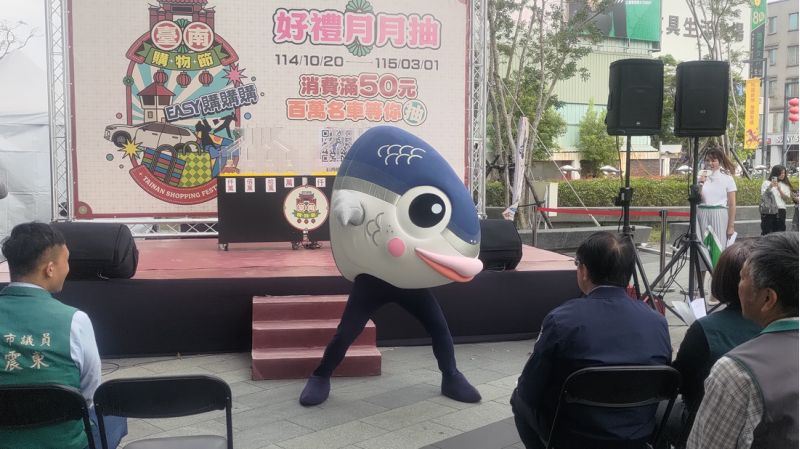 逗趣的魚頭君開場表演 逗趣的魚頭君開場表演